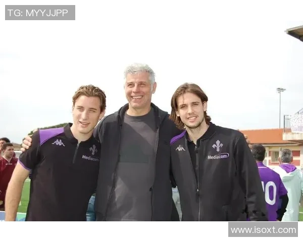 足球明星与娱乐明星同框瞬间揭秘他们的友谊与合作魅力